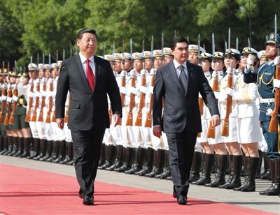 昨日，习近平同土库曼斯坦总统别尔德穆哈梅多夫举行会谈。会谈前，习近平在人民大会堂东门外广场为他举行欢迎仪式。 新华社发