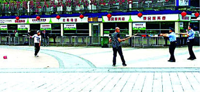 手持木棒的单连波(右)与歹徒对峙(资料图)