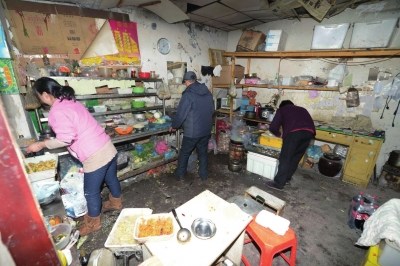 脏乱平房产出“上班族营养餐”均销往写字楼(图)