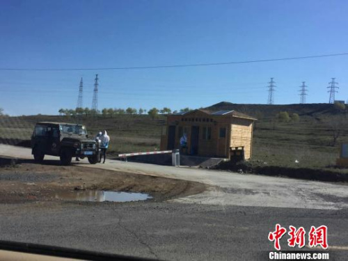 “草原天路”一验票口处,工作人员设卡验票。　李铁锤 摄